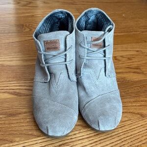 TOMS women’s light gray suede booties